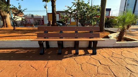 Prefeitura instala novos bancos na Praça Francisco Alves Negrão e amplia conforto para a população